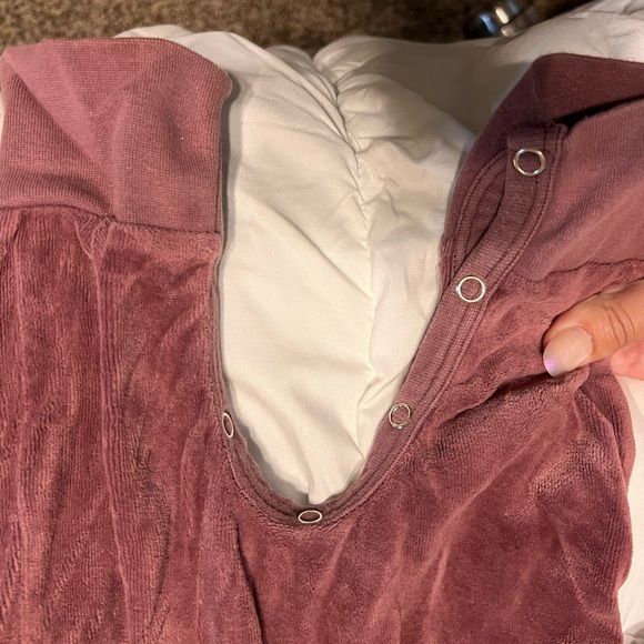 Velour Kate Quinn outfit - Picture 2 of 4